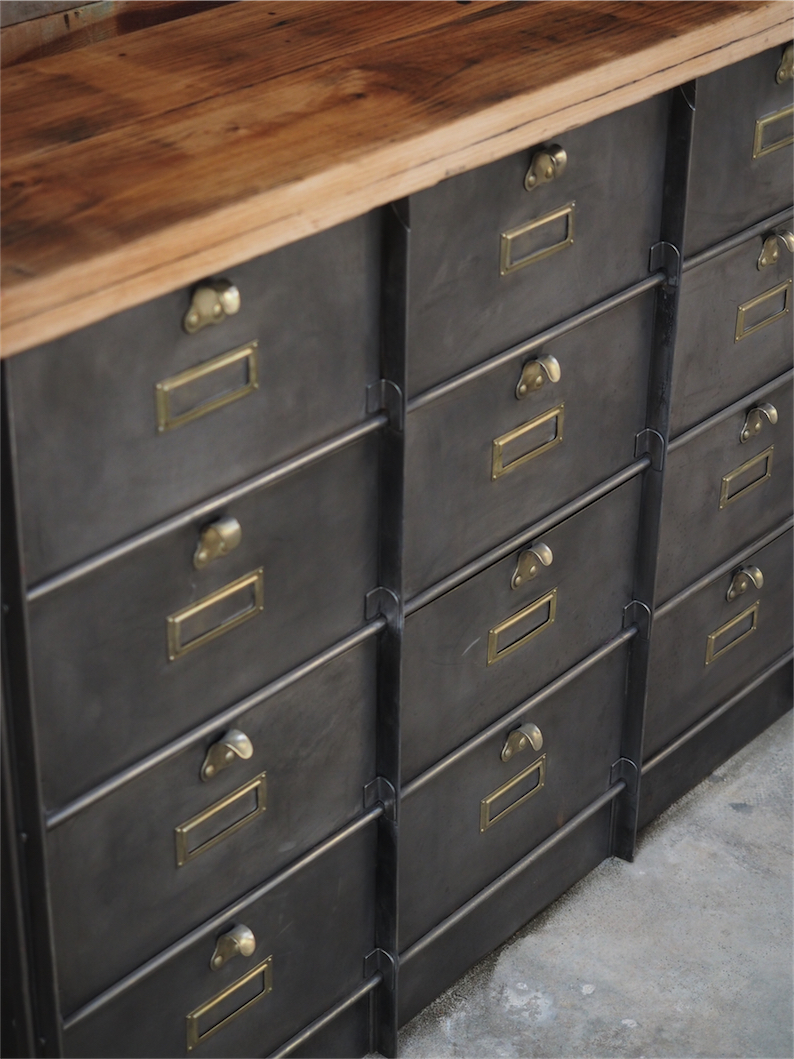 ancien grand meuble 12 casiers industriel strafor plateau chene massif – Image 4