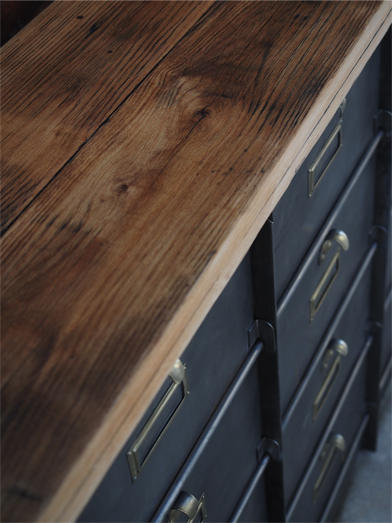 ancien grand meuble 12 casiers industriel strafor plateau chene massif – Image 15