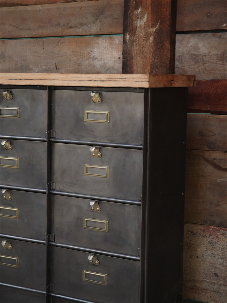 ancien grand meuble 12 casiers industriel strafor plateau chene massif – Image 6