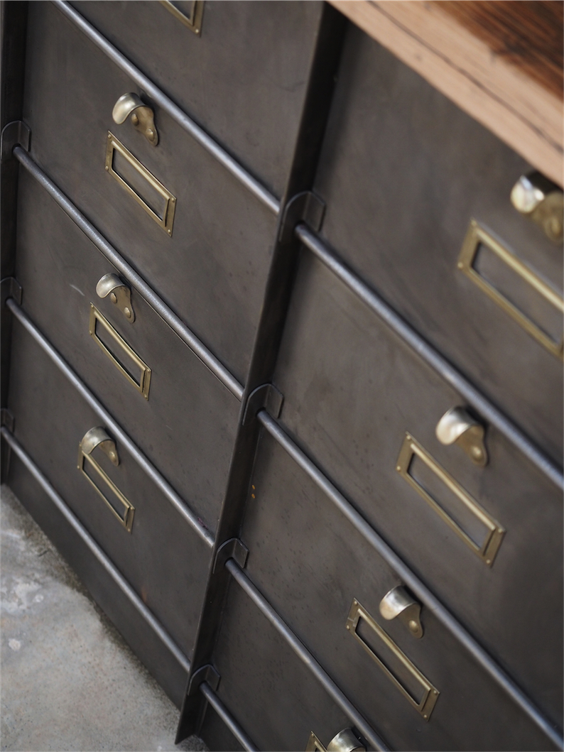 ancien grand meuble 12 casiers industriel strafor plateau chene massif – Image 7