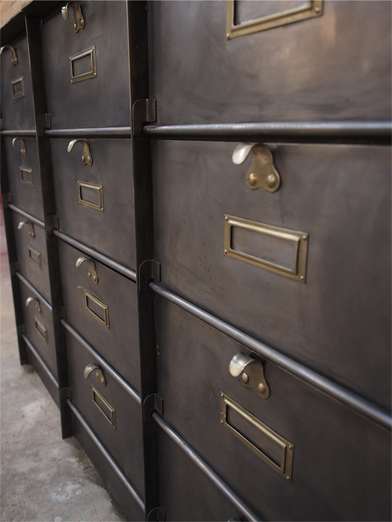 ancien grand meuble 12 casiers industriel strafor plateau chene massif – Image 9