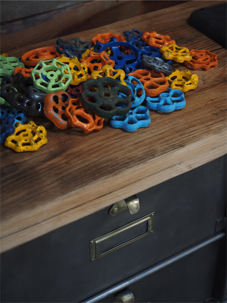 ancien grand meuble 12 casiers industriel strafor plateau chene massif – Image 16