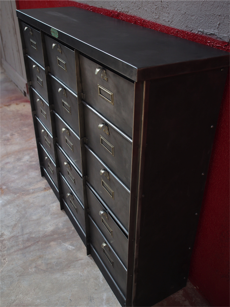 ancien meuble console 15 casiers industriel a clapet KRATZ coffre fort 1930 – Image 12