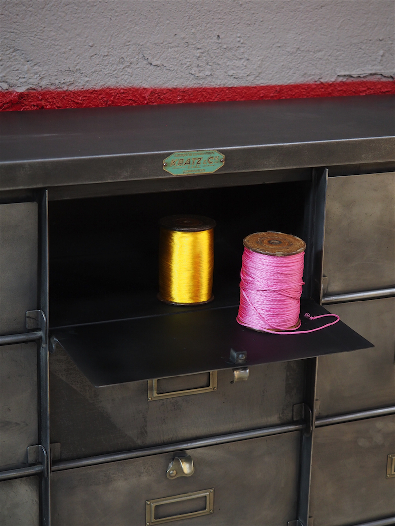 ancien meuble console 15 casiers industriel a clapet KRATZ coffre fort 1930 – Image 14