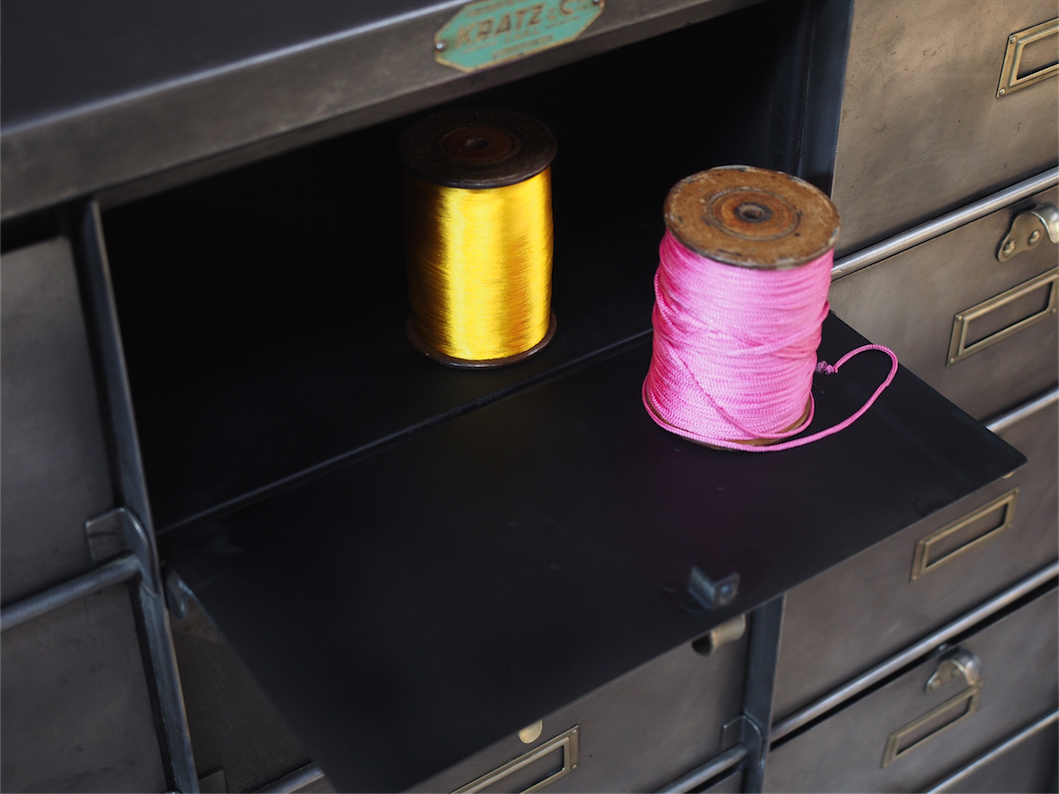 ancien meuble console 15 casiers industriel a clapet KRATZ coffre fort 1930 – Image 15