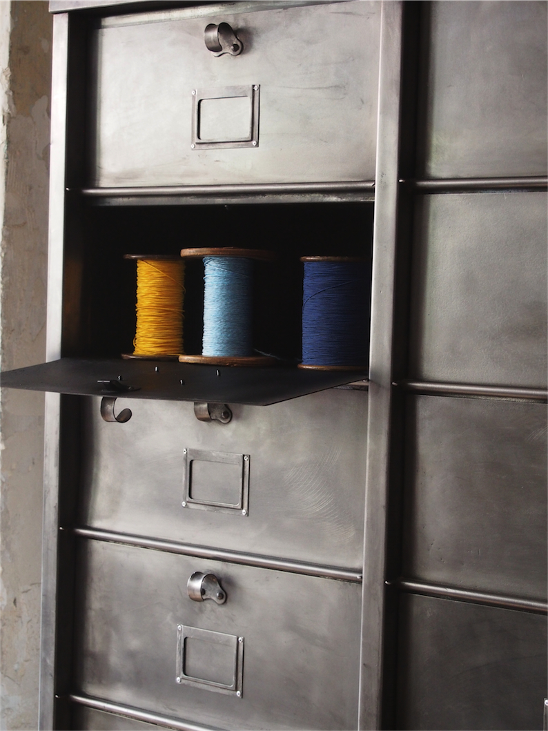 ancien grand meuble 20 casiers industriel strafor – Image 12