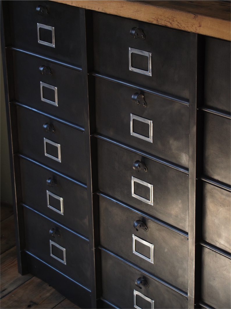 ancien grand meuble 15 casiers industriel strafor plateauchene massif – Image 4