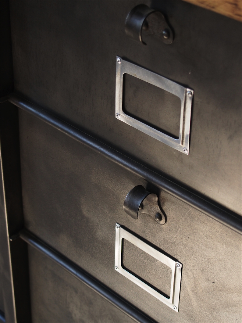 ancien grand meuble 15 casiers industriel strafor plateauchene massif – Image 5