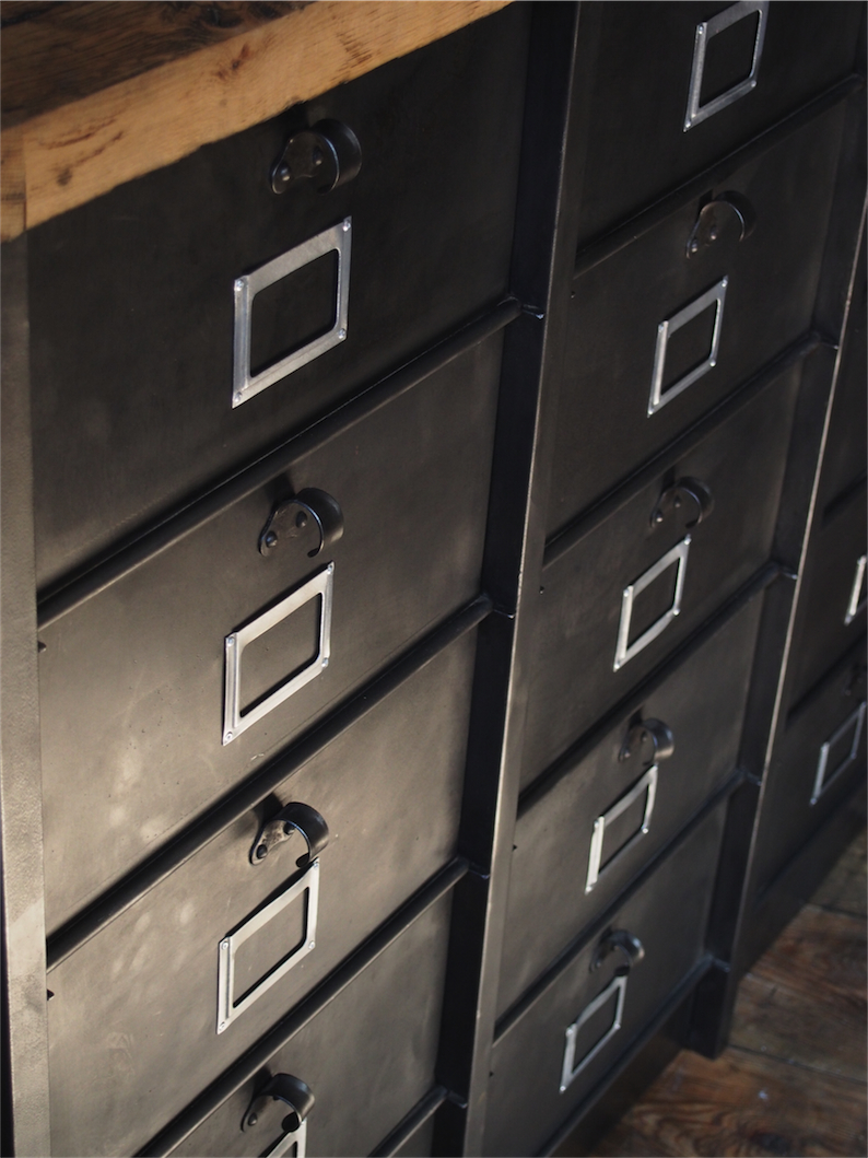 ancien grand meuble 15 casiers industriel strafor plateauchene massif – Image 10