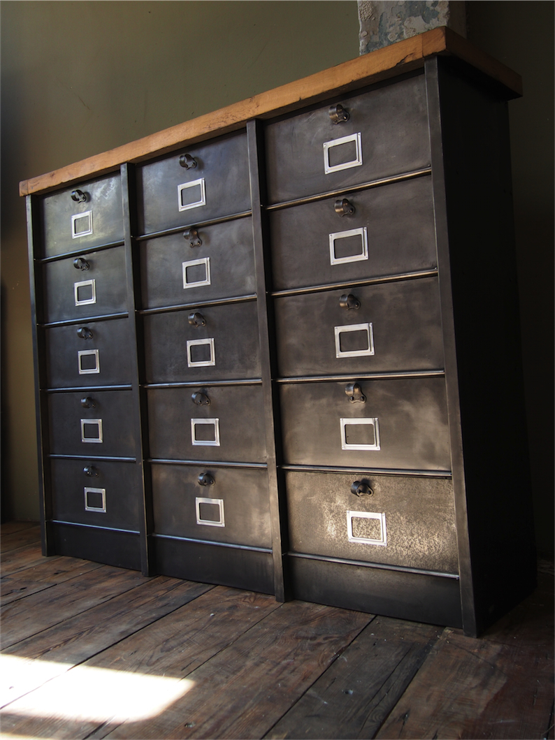 ancien grand meuble 15 casiers industriel strafor plateauchene massif – Image 8