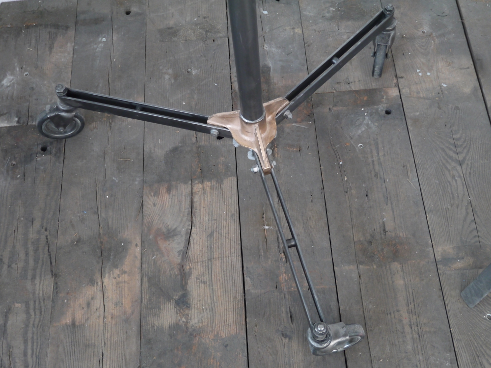 Ancien projecteur cinema hollywood Richardson 1950/60 pied cinema roulette – Image 17