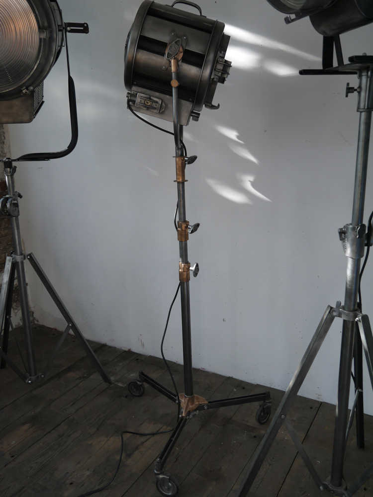 Ancien projecteur cinema hollywood Richardson 1950/60 pied cinema roulette – Image 6