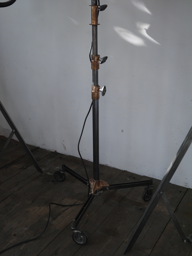 Ancien projecteur cinema hollywood Richardson 1950/60 pied cinema roulette – Image 18