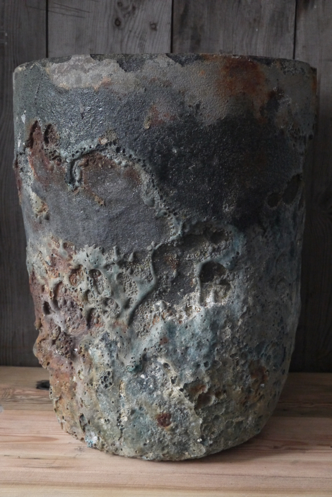 Ancien grand creuset de fonderie industrielle, ideal cache pot – Image 4