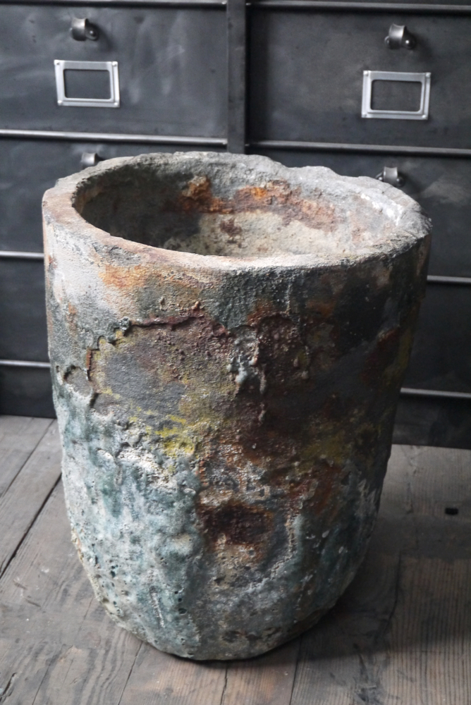 Ancien grand creuset de fonderie industrielle, ideal cache pot – Image 9