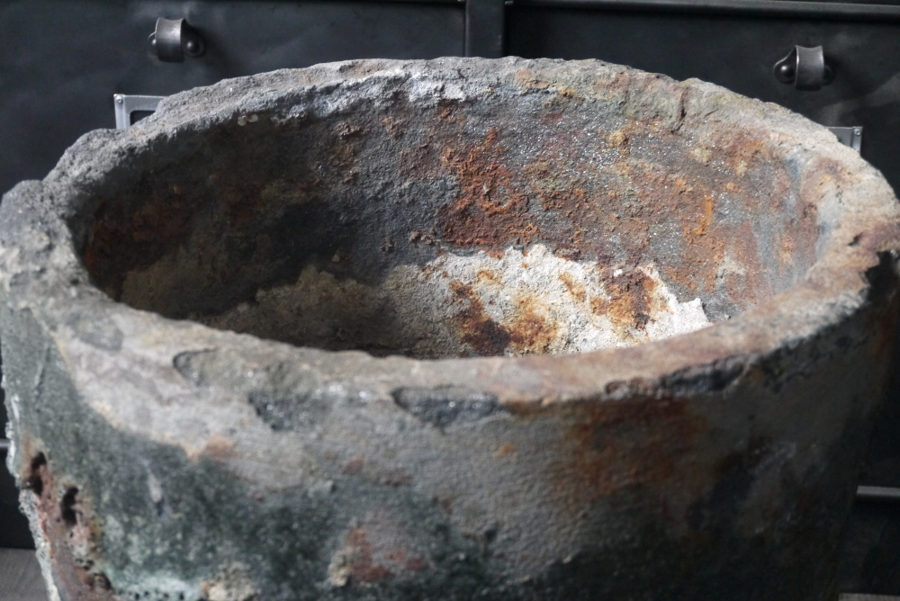 Ancien grand creuset de fonderie industrielle, ideal cache pot – Image 12