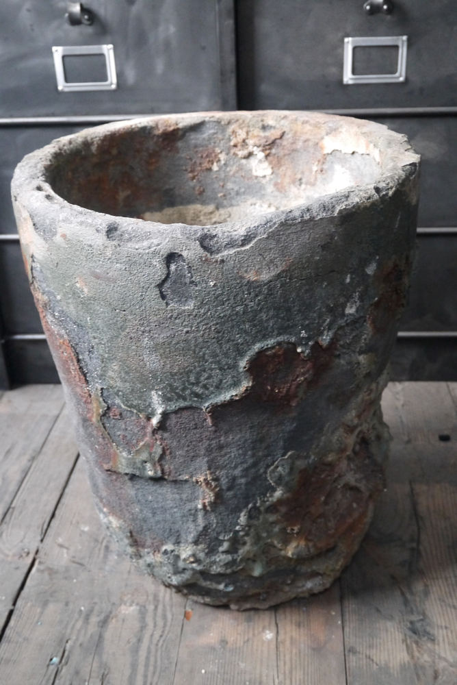 Ancien grand creuset de fonderie industrielle, ideal cache pot – Image 13