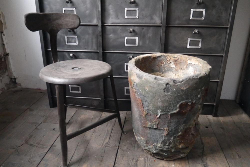 Ancien grand creuset de fonderie industrielle, ideal cache pot – Image 3