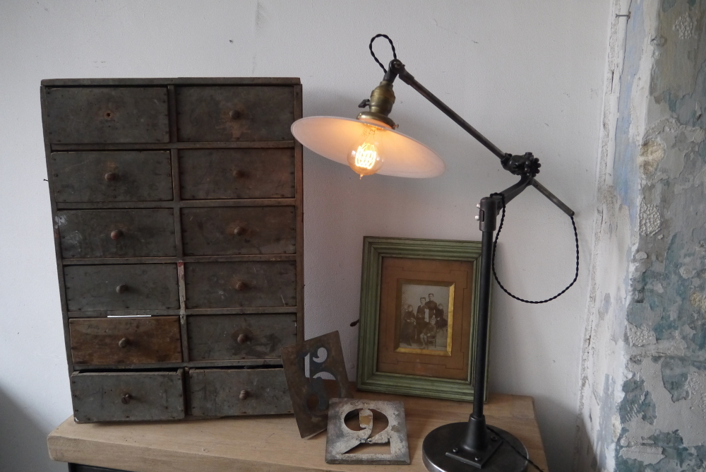 Rare Lampe bureau O.C. White Industrielle opaline blanche la lampe de reference a new york dans les loft – Image 2