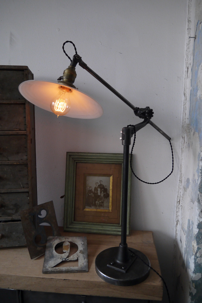 Rare Lampe bureau O.C. White Industrielle opaline blanche la lampe de reference a new york dans les loft – Image 3