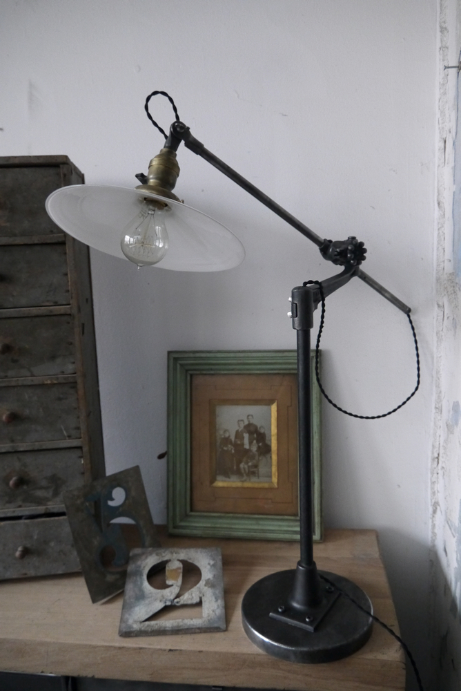 Rare Lampe bureau O.C. White Industrielle opaline blanche la lampe de reference a new york dans les loft – Image 4