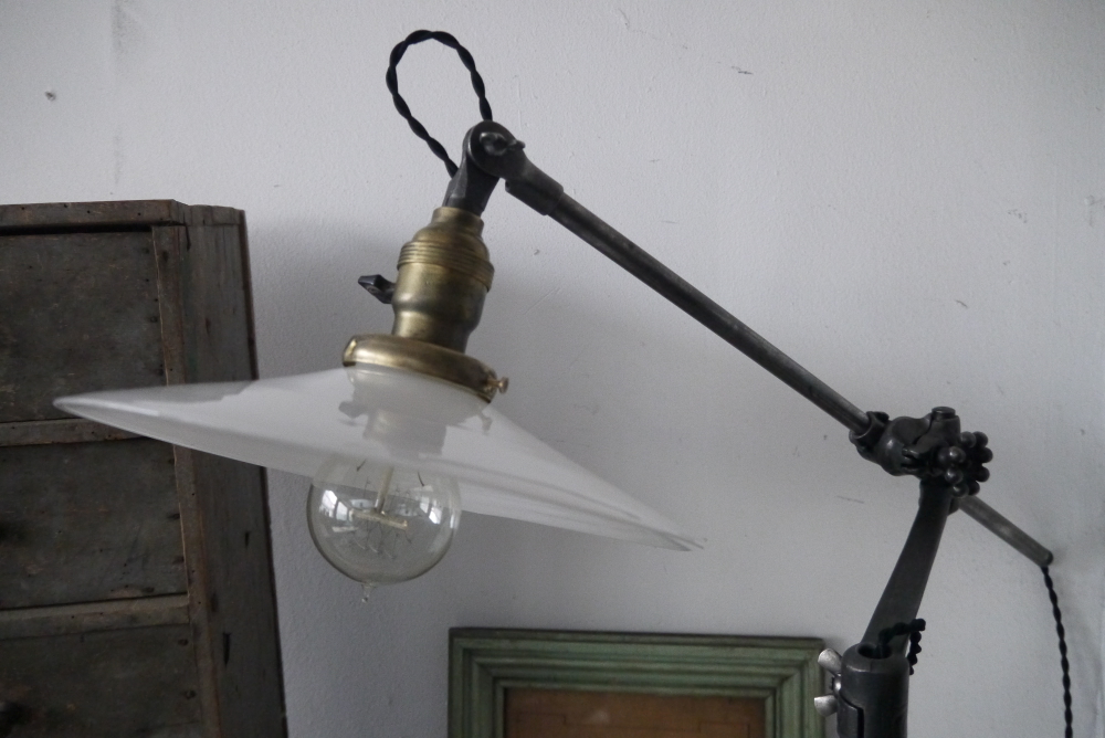 Rare Lampe bureau O.C. White Industrielle opaline blanche la lampe de reference a new york dans les loft – Image 5