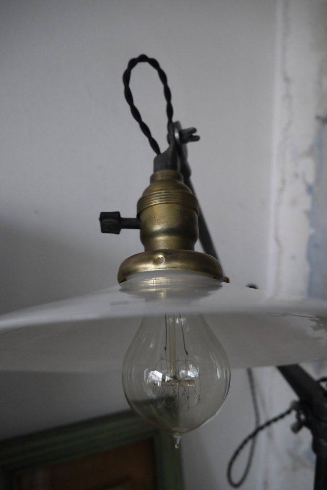 Rare Lampe bureau O.C. White Industrielle opaline blanche la lampe de reference a new york dans les loft – Image 6