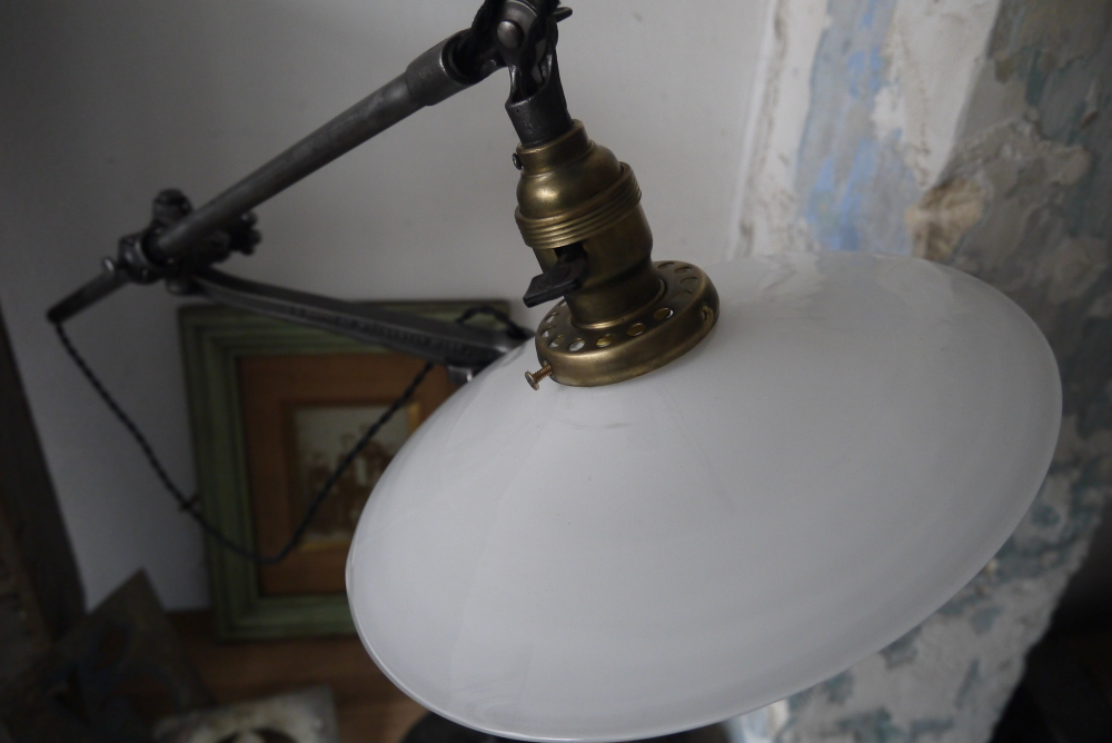 Rare Lampe bureau O.C. White Industrielle opaline blanche la lampe de reference a new york dans les loft – Image 10