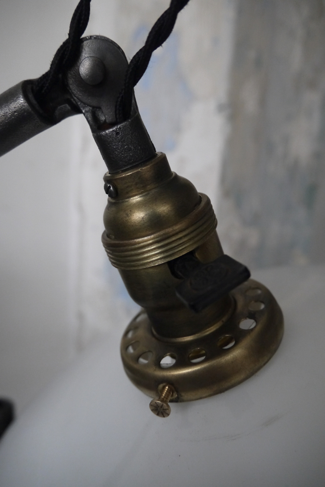 Rare Lampe bureau O.C. White Industrielle opaline blanche la lampe de reference a new york dans les loft – Image 11