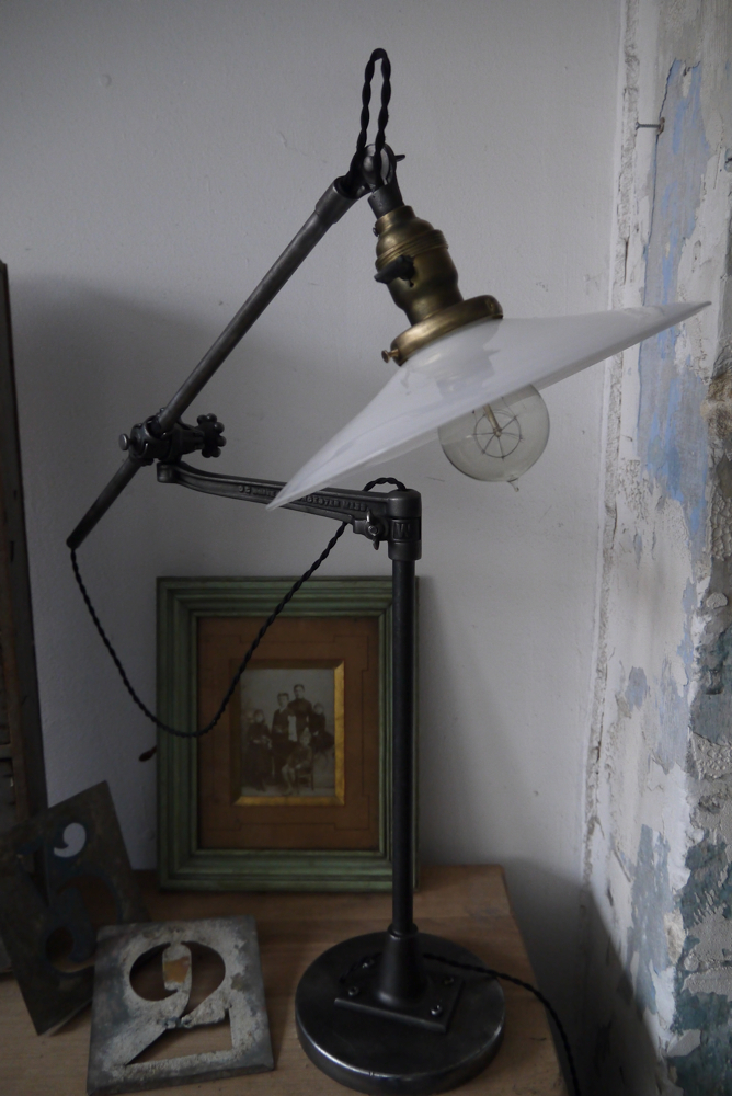 Rare Lampe bureau O.C. White Industrielle opaline blanche la lampe de reference a new york dans les loft – Image 14