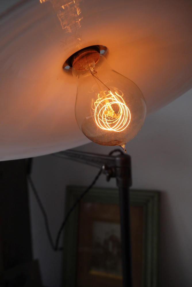 Rare Lampe bureau O.C. White Industrielle opaline blanche la lampe de reference a new york dans les loft – Image 16