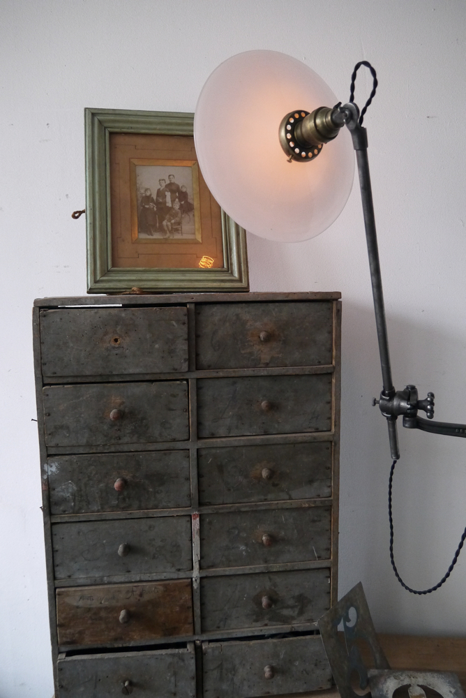 Rare Lampe bureau O.C. White Industrielle opaline blanche la lampe de reference a new york dans les loft – Image 17