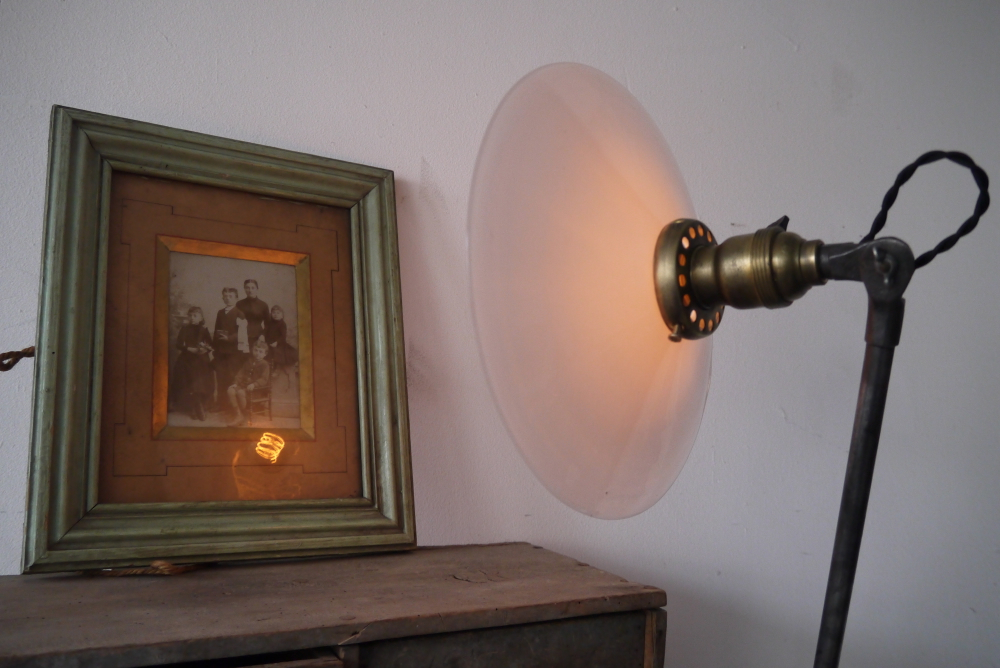 Rare Lampe bureau O.C. White Industrielle opaline blanche la lampe de reference a new york dans les loft – Image 18