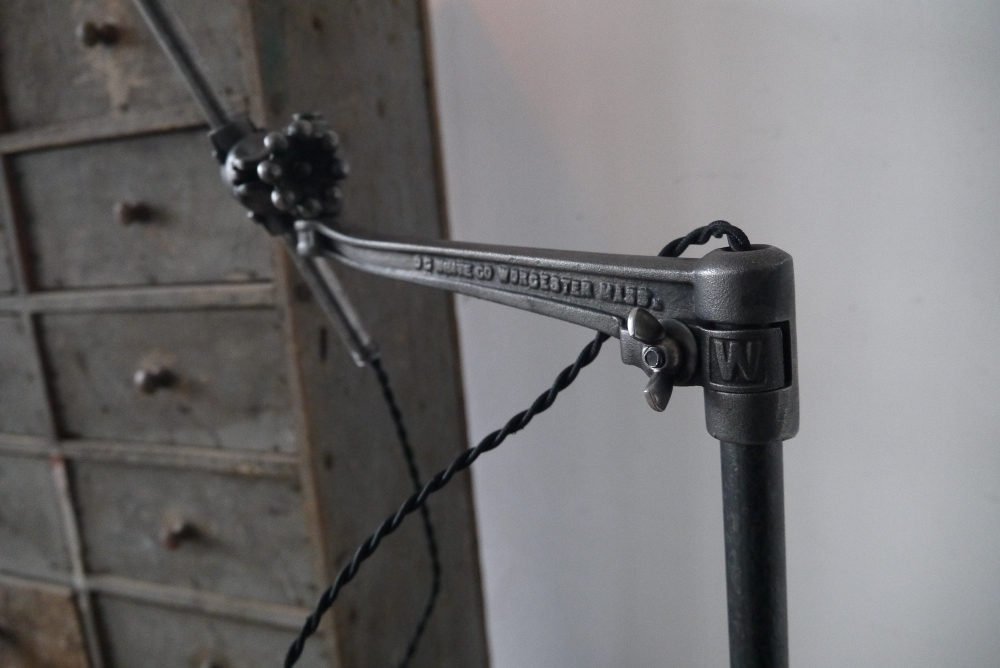 Rare Lampe bureau O.C. White Industrielle opaline blanche la lampe de reference a new york dans les loft – Image 20