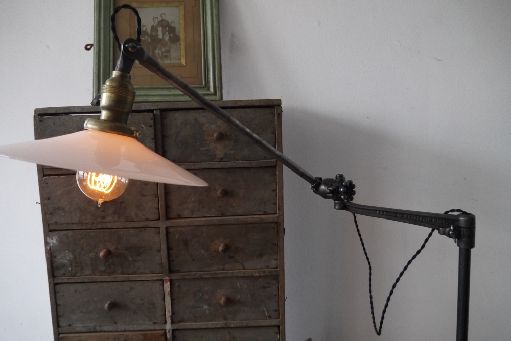 Rare Lampe bureau O.C. White Industrielle opaline blanche la lampe de reference a new york dans les loft – Image 21