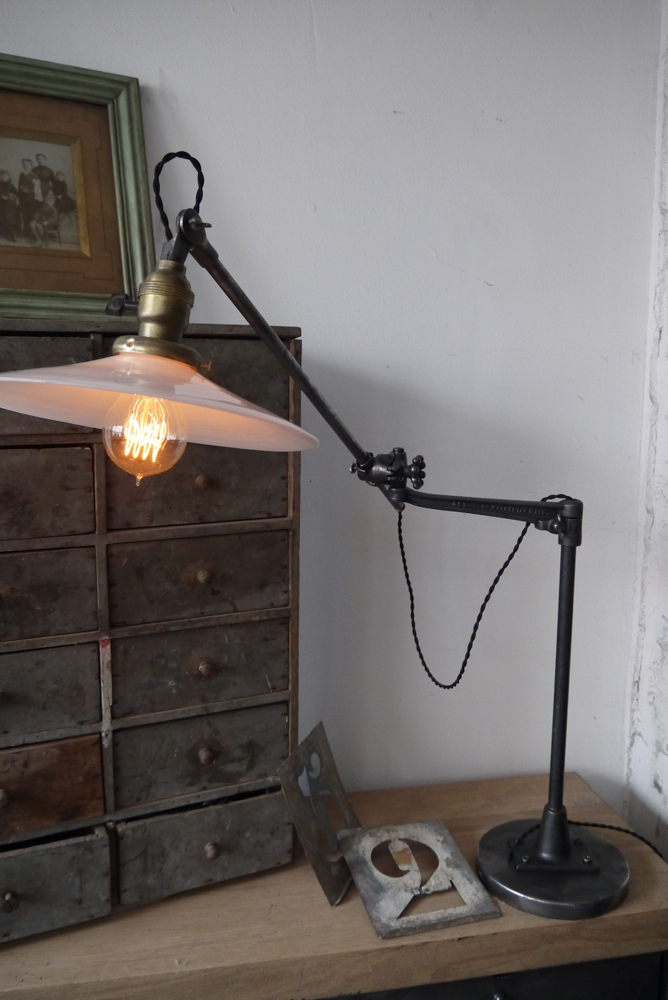 Rare Lampe bureau O.C. White Industrielle opaline blanche la lampe de reference a new york dans les loft – Image 22