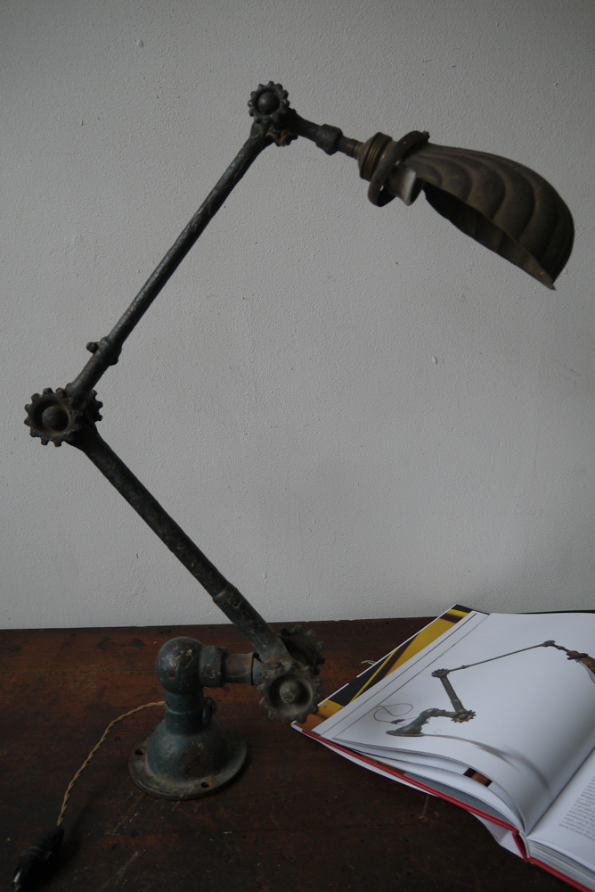 unique Lampe Dugdill designer John Dugdill (1907) dans son jus cette lampe a ete utilisée pour les photos du livre "" Objes cultes du mobilier industriel "" – Image 2