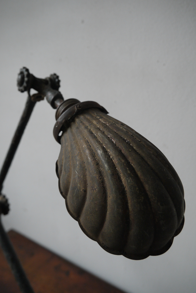 unique Lampe Dugdill designer John Dugdill (1907) dans son jus cette lampe a ete utilisée pour les photos du livre "" Objes cultes du mobilier industriel "" – Image 6