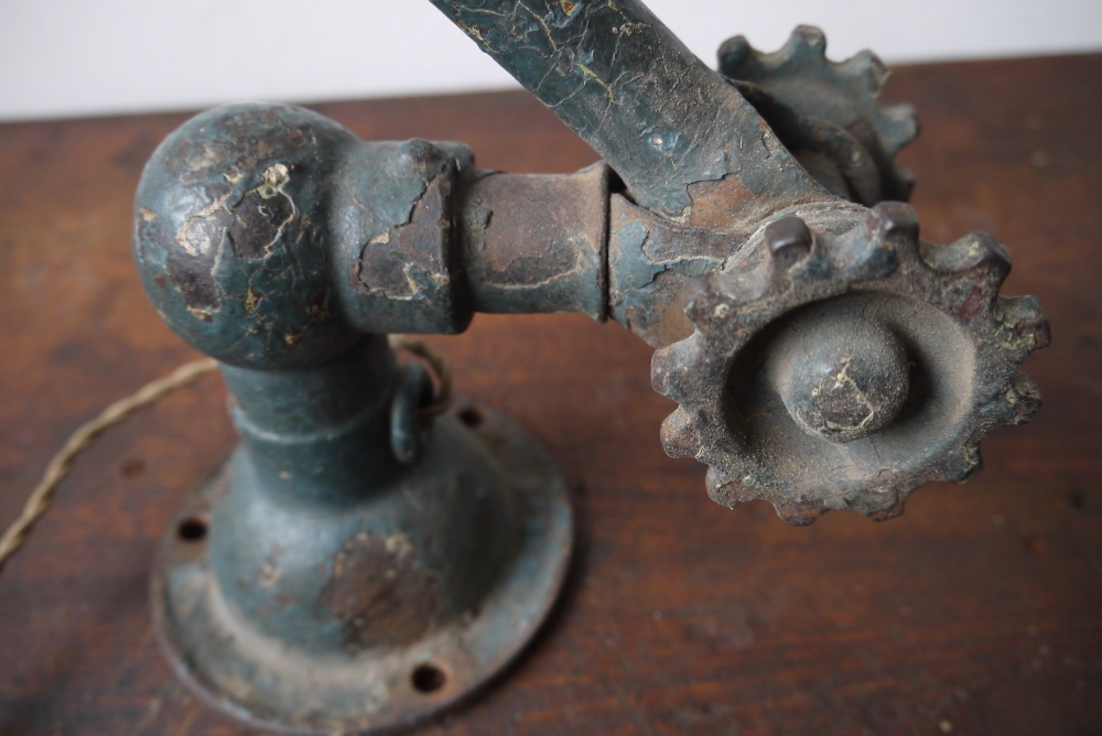 unique Lampe Dugdill designer John Dugdill (1907) dans son jus cette lampe a ete utilisée pour les photos du livre "" Objes cultes du mobilier industriel "" – Image 11