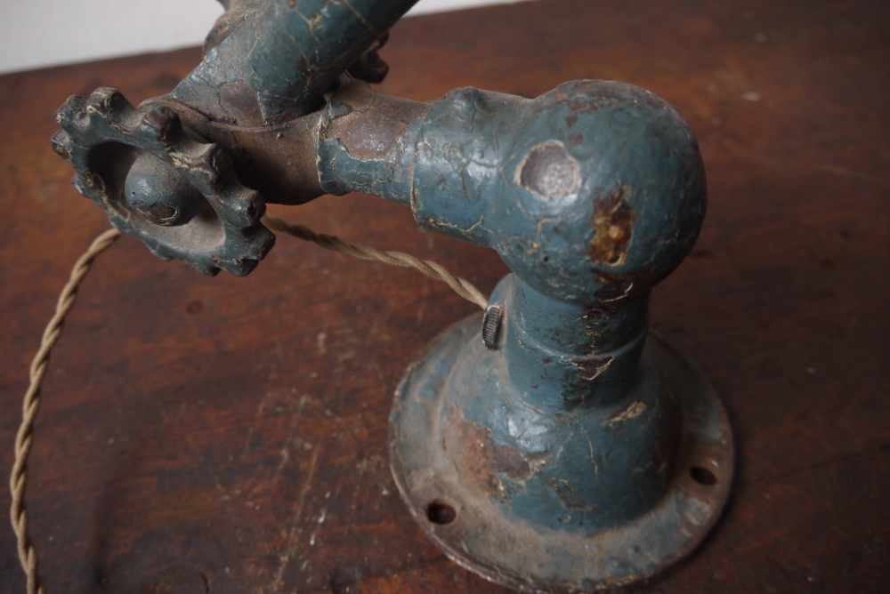 unique Lampe Dugdill designer John Dugdill (1907) dans son jus cette lampe a ete utilisée pour les photos du livre "" Objes cultes du mobilier industriel "" – Image 13