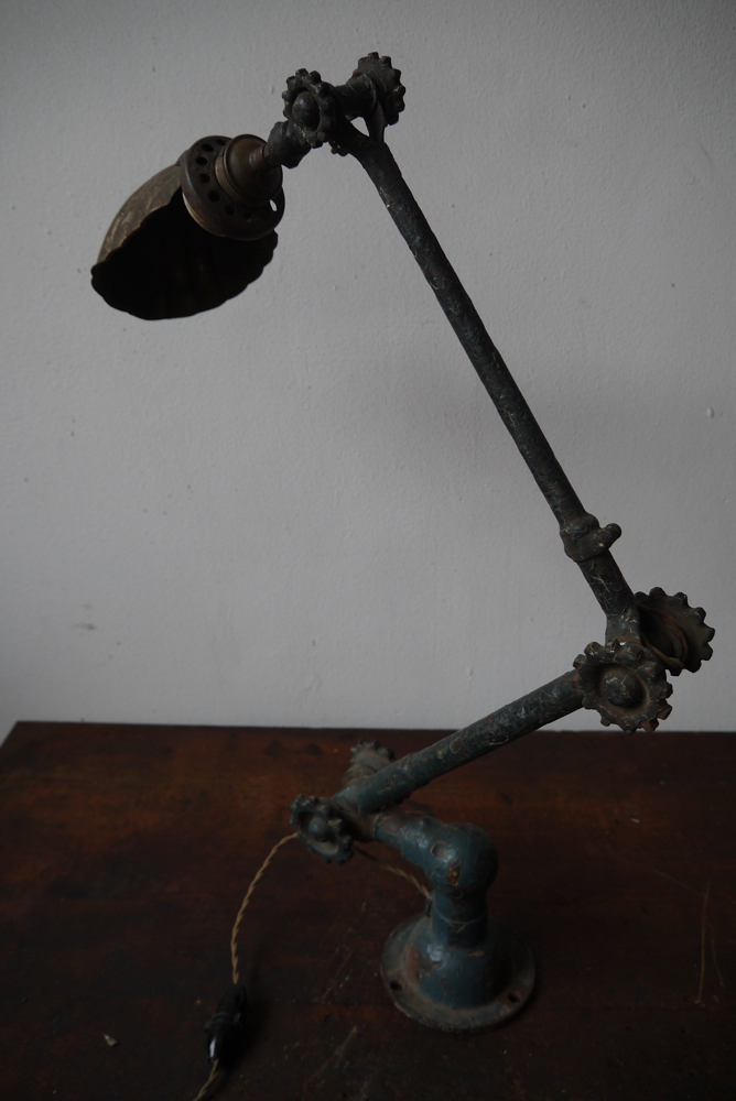 unique Lampe Dugdill designer John Dugdill (1907) dans son jus cette lampe a ete utilisée pour les photos du livre "" Objes cultes du mobilier industriel "" – Image 15