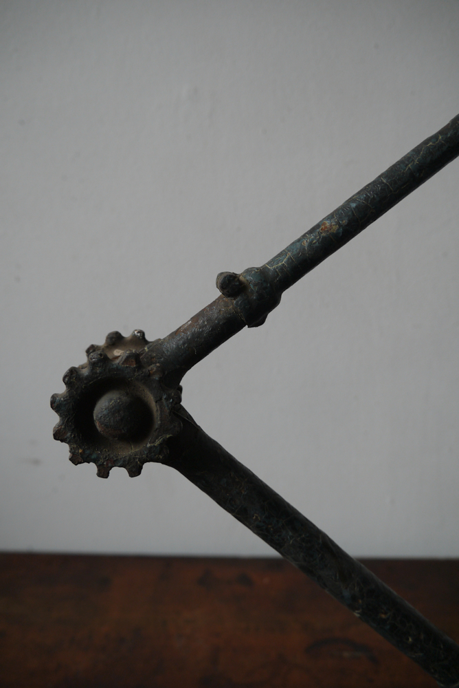 unique Lampe Dugdill designer John Dugdill (1907) dans son jus cette lampe a ete utilisée pour les photos du livre "" Objes cultes du mobilier industriel "" – Image 16