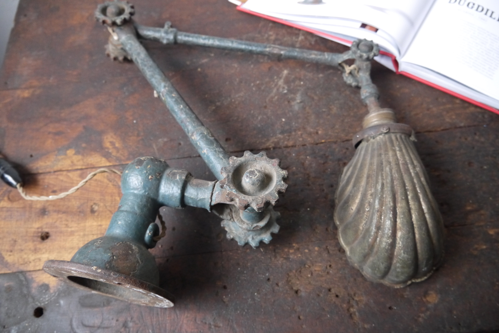 unique Lampe Dugdill designer John Dugdill (1907) dans son jus cette lampe a ete utilisée pour les photos du livre "" Objes cultes du mobilier industriel "" – Image 20