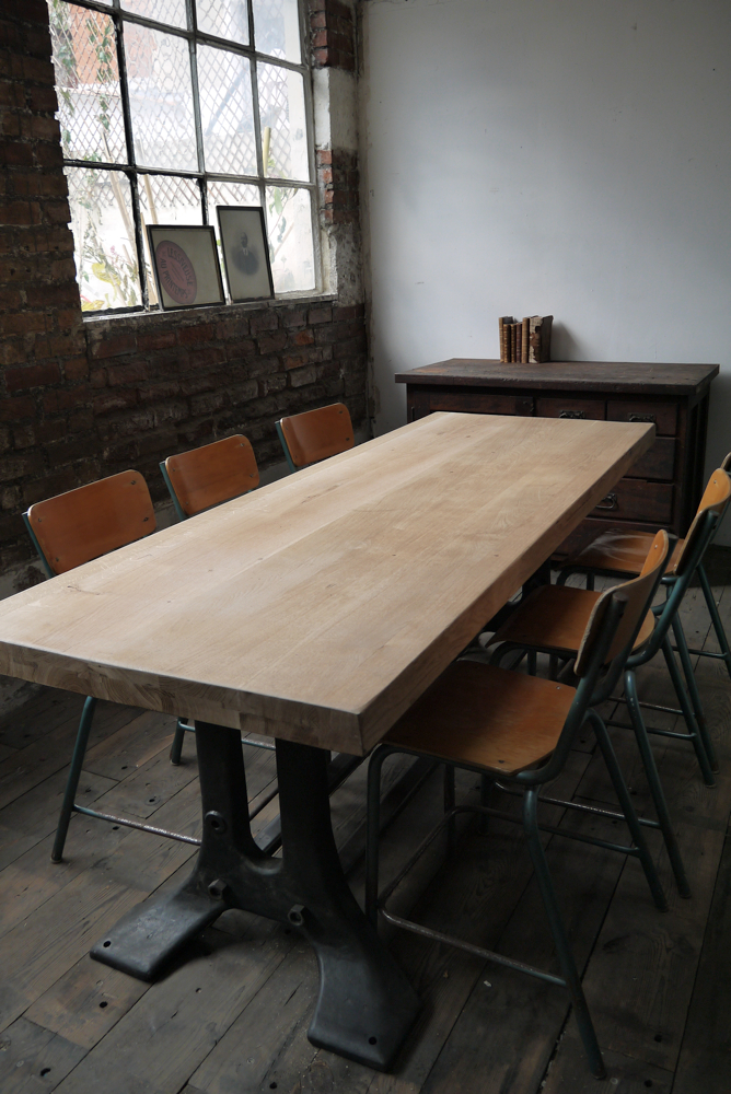 grande table industrielle plateau chene massif pietement fonte – Image 2