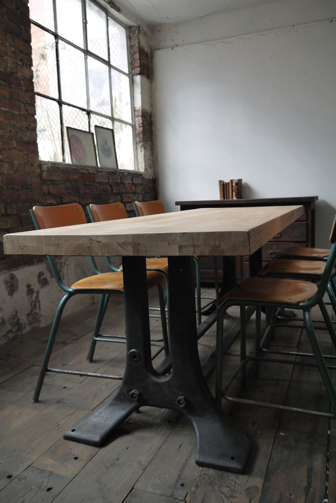 grande table industrielle plateau chene massif pietement fonte – Image 3