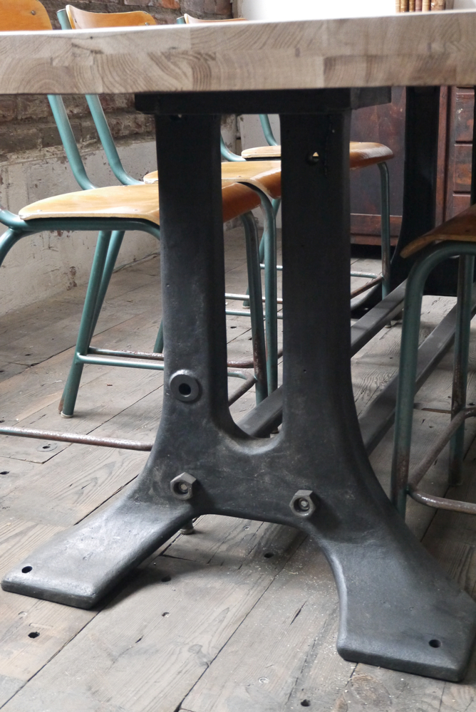 grande table industrielle plateau chene massif pietement fonte – Image 4