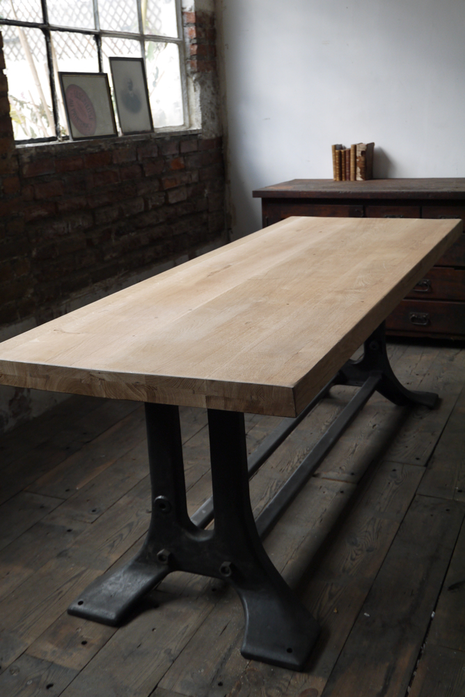grande table industrielle plateau chene massif pietement fonte – Image 9