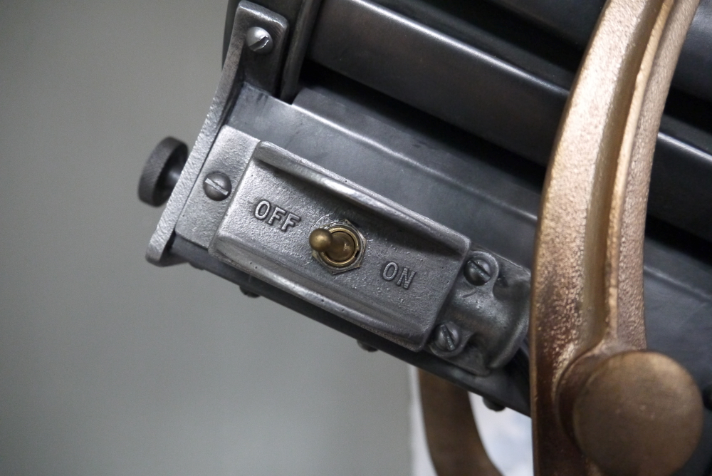 Tres rare ancien projecteur cinema hollywood Richardson 1930/40 pied cinema roulette – Image 11