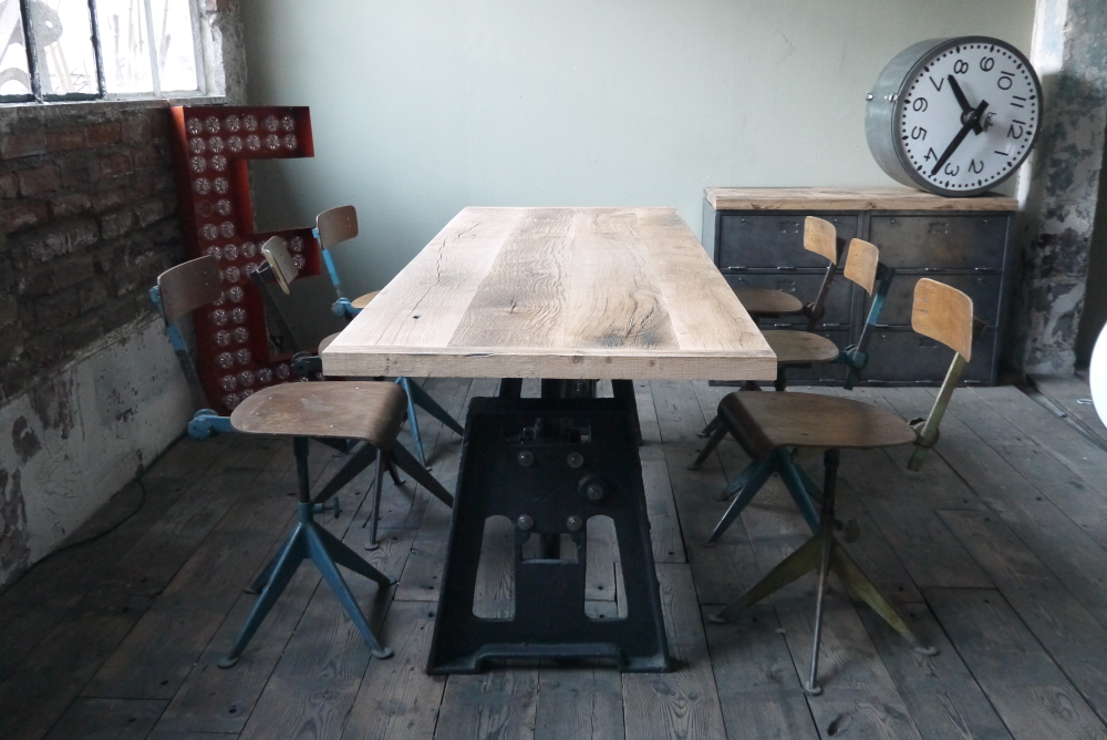 grande table industrielle plateau chene massif pietement fonte systeme monte et baisse – Image 2