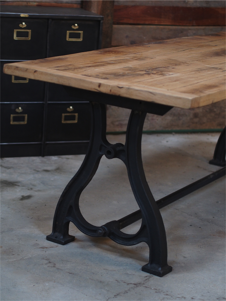 grande table industrielle plateau chene massif pietement fonte – Image 4